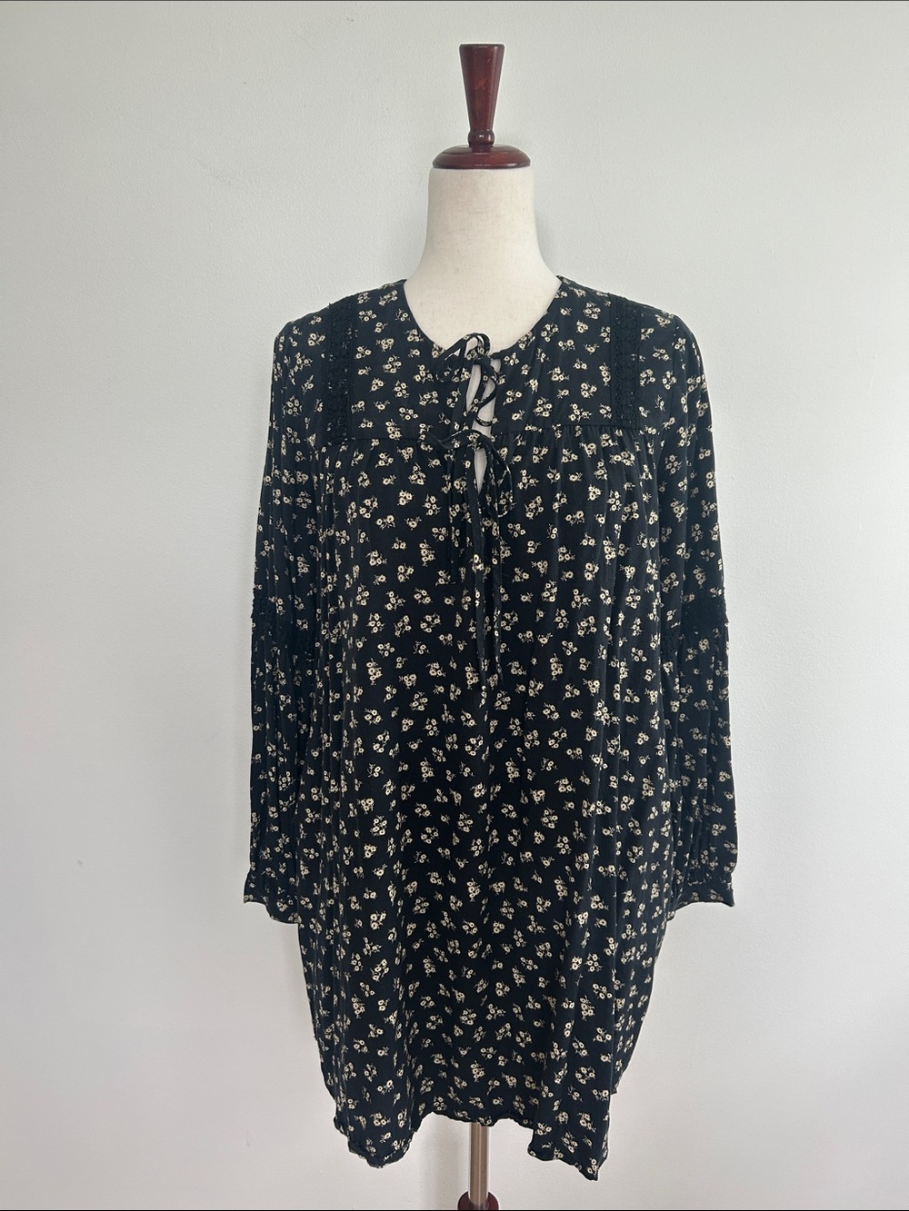 Lost + Wander Black Floral Tie-Neck Mini Dress Size Small EUC